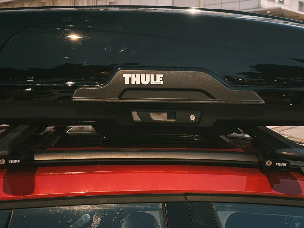 izbliza slika auto kofera